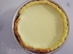 再加入卡士达酱，黄桃丁，最后用卡士达酱铺平，送入冰箱冷藏4个小时以上