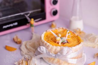 冷藏好的蛋糕脱模之后用切片的黄桃装饰，再摆上小玩偶即可。