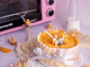 冷藏好的蛋糕脱模之后用切片的黄桃装饰，再摆上小玩偶即可。