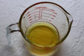 以上配方为10个50g月饼的用量。
转化糖浆，植物油，枧水，混合搅拌均匀。