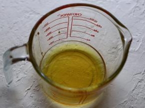 以上配方为10个50g月饼的用量。
转化糖浆，植物油，枧水，混合搅拌均匀。