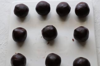 10个包好的蛋黄放一旁备用。