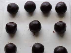 10个包好的蛋黄放一旁备用。