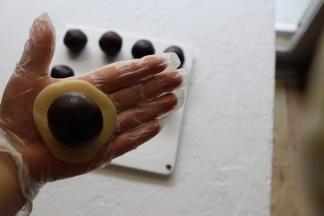 静置好的月饼皮，按总重量除以10的份量，差不多20g一份皮。