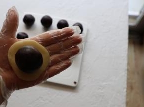 静置好的月饼皮，按总重量除以10的份量，差不多20g一份皮。