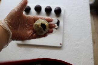 收口向顶部推至完全收住。