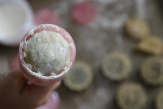 学厨月饼模具印花片上沾少许面粉，月饼团成圆后也要沾上少许面粉，以防沾连。