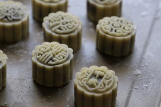 放平往下直接按压至烤盘，可减少挪动，避免变形。