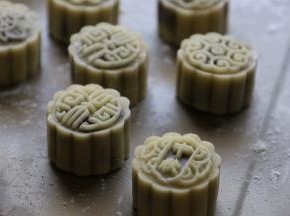 放平往下直接按压至烤盘，可减少挪动，避免变形。