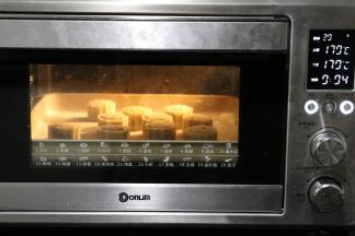 表面用喷壶喷少许水雾，可防止在烤制过程中开裂。烤箱上下火170度，烘烤五分钟。