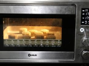 表面用喷壶喷少许水雾，可防止在烤制过程中开裂。烤箱上下火170度，烘烤五分钟。