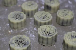 五分钟后取出刷上一层薄薄的蛋液！刷子每次沾起蛋液时在碗边来回得刮掉多余的蛋液，再轻轻刷至月饼纹路上。