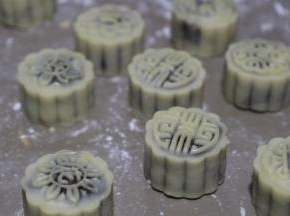 五分钟后取出刷上一层薄薄的蛋液！刷子每次沾起蛋液时在碗边来回得刮掉多余的蛋液，再轻轻刷至月饼纹路上。