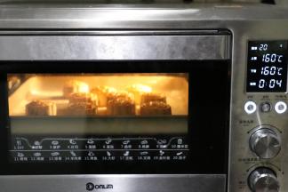 剩余五分钟的时候，我刷了第二次蛋液，放至中下层烤制。「如果你觉得上色不够可取出刷第二次，如果满意一次就够。」