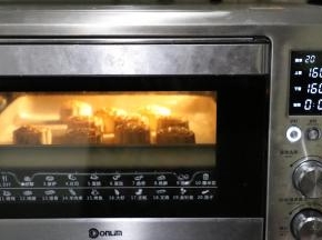 剩余五分钟的时候，我刷了第二次蛋液，放至中下层烤制。「如果你觉得上色不够可取出刷第二次，如果满意一次就够。」