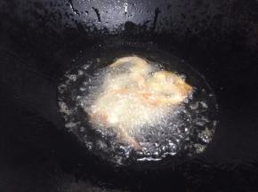 待油热后把虾加入