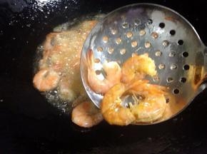 炸至虾微黄色即可捞出
