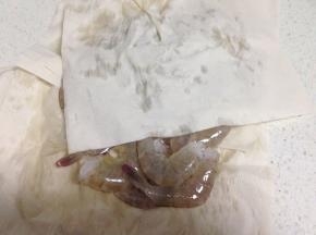 虾先用纸巾吸干水份。