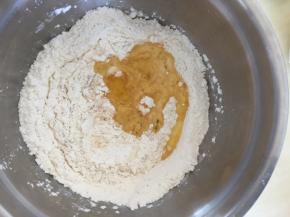 取和面盆，依次加入糖浆枧水玉米油，最后加入分类拌匀