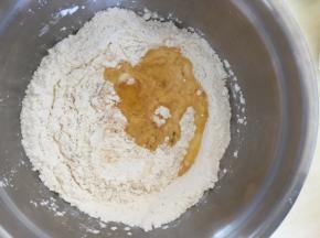 取和面盆，依次加入糖浆枧水玉米油，最后加入分类拌匀