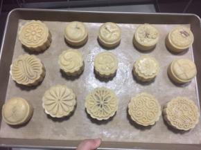 我这个方子的量大概能做75克的12个左右，50克的18个左右，具体看个人操作，我这成品就包了4个50克有蛋黄的，一个75克有蛋黄的，其它都是纯纯的莲蓉！