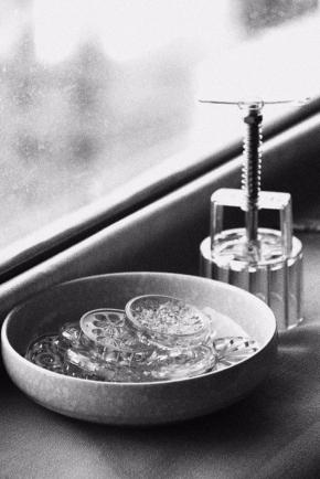 等烤制全部完成，就拿出晾凉，最后密封好等着回油吧！为啥最后没有成品图？而是阳晨模具？因为它美呀！好吧，实话就是，作者发现烤箱发热管坏了，虽然熟了可是表面完全没上色，很难看！等修好了再补成品图吧