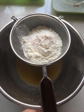 将吉士粉和中粉混合均匀，然后过筛筛入糖浆内