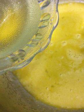 在将油倒入搅拌均匀