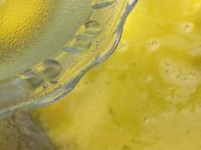 在将油倒入搅拌均匀