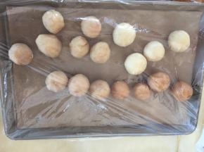 趁着面团静置期间，准备馅，如图好几个颜色，实际都是莲蓉馅儿，只是炒制手法不同有所区别