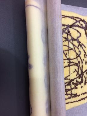 利用擀面杖卷起，放入冰箱冷藏30分钟左右，拿出切成块