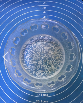 玉米油与热水混合，此步有利于糖的充分融化，后期蛋黄糊混合笔记均匀。