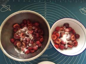 将慕斯糊中的250克樱桃和表层150克樱桃分别洗净去核，加入20克和10克细砂糖搅拌均匀，盖上保鲜膜腌制2小时。用糖腌后樱桃更入味，腌制时间长点味道会更好。