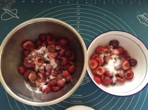 将慕斯糊中的250克樱桃和表层150克樱桃分别洗净去核，加入20克和10克细砂糖搅拌均匀，盖上保鲜膜腌制2小时。用糖腌后樱桃更入味，腌制时间长点味道会更好。