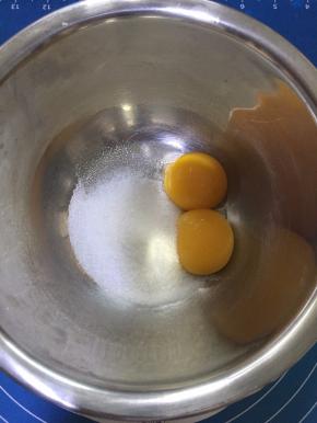  蛋黄加细砂糖，用手动打蛋器搅拌均匀。