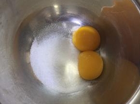  蛋黄加细砂糖，用手动打蛋器搅拌均匀。