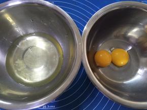 腌樱桃的时候准备做戚风蛋糕，蛋白和蛋黄分离，蛋白盆一定要无水无油无蛋黄，把蛋白盆放入冰箱冷冻5分钟，冷冻后蛋白的支撑性更好，后期不容易消泡。