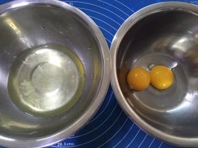 腌樱桃的时候准备做戚风蛋糕，蛋白和蛋黄分离，蛋白盆一定要无水无油无蛋黄，把蛋白盆放入冰箱冷冻5分钟，冷冻后蛋白的支撑性更好，后期不容易消泡。