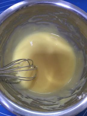 搅拌好的蛋黄糊比较细腻。