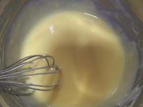 搅拌好的蛋黄糊比较细腻。