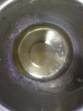  蛋白从冰箱取出，边缘呈结冰状。