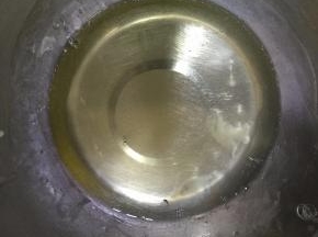  蛋白从冰箱取出，边缘呈结冰状。