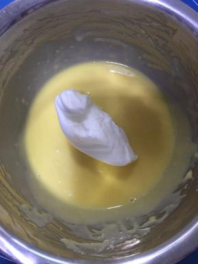 取1/3蛋白到蛋黄糊中，翻拌均匀。