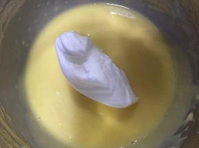 取1/3蛋白到蛋黄糊中，翻拌均匀。