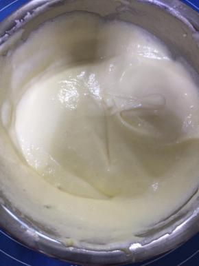 翻拌好的蛋糕糊细腻粘稠，注意翻拌手法，不可过度搅拌以防面糊消泡。