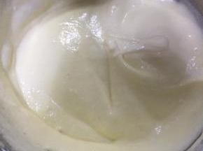 翻拌好的蛋糕糊细腻粘稠，注意翻拌手法，不可过度搅拌以防面糊消泡。