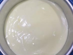 将拌好的蛋糕糊倒入模具，抹平表面，轻磕两三下，震出里面的大气泡后放入烤箱下层，170度，上下火，30分钟左右即可。