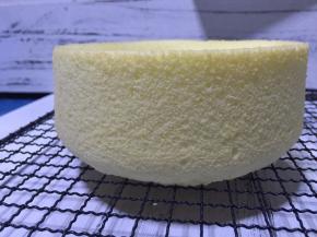 蛋糕出炉后轻磕下立马倒扣，待完全冷却后脱模备用。