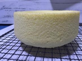 蛋糕出炉后轻磕下立马倒扣，待完全冷却后脱模备用。