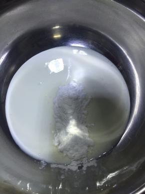  酸奶中加入糖粉搅拌均匀。